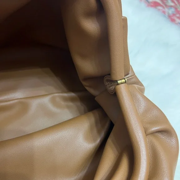 Calfskin magnetic closure clutch - Picture 3 of 8